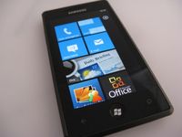 Beispiel für ein Smartphone mit Windows Phone 7, hier ein Samsung Omnia 7.