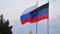 Die russische und die DVR-Flagge (Symbolbild). Bild: Pawel Lisizyn / Sputnik