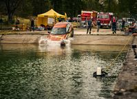 Das Fahrzeug rollt voraus in das Wasser und geht langsam unter.  Bild: ADAC Fotograf: Rasmus Kaessmann