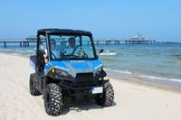 POKin Dörte Seidemann und LPD Gunnar Mächler bei der ersten Streifenfahrt am Strand von Heringsdorf.