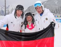 Andreas Wellinger (rechts) zusammen mit Tom Lubitz (links) und Katharina Althaus (Mitte) beim Gewinn der Goldmedaille im Mixed-Wettbewerb der Skispringer bei den Olympischen Jugend-Winterspielen 2012 in Innsbruck. Bild: DOSB