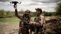 Ukrainische Soldaten starten eine Drohne. Bild: Gettyimages.ru / Vincenzo Circosta/Anadolu Agency