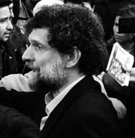 Osman Kavala beim Gedenken zum 100. Jahrestag des Völkermords an den Armeniern 2015 am Taksim-Platz, Archivbild