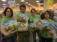 Greenpeacer machen im Supermarkt auf mit illegaler Gen-Leinsaat verseuchte Produkte aufmerksam. Bild: Joachim E. Roettgers/Greenpeace
