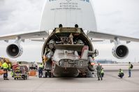 Flugwerker aus Diepholz verladen den Transporthubschrauber CH-53 (84+67) in das Transportflugzeug Antonov AN-124 auf dem Flughafen Leipzig/Halle Bild: Bundeswehr/Johannes Heyn Fotograf: Johannes Heyn