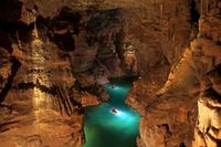 Im Blauhöhlensystem unter der Schwäbischen Alb begleitet "Terra Xpress" Höhlenforscher zu einem der größten Höhlenseen Deutschlands. Bild: "obs/ZDF"