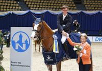 Wolfgang Puschak und For N in der Siegerehrung mit Angelika Borsum (Munich Indoors) . Bild: "obs/EN GARDE Marketing GmbH/Thomas Hellmann"