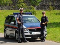 Zwei Beamte der Bundespolizei vor einem Streifenkraftwagen