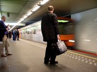 Ein Zug der Brüsseler Metro im Bahnhof Merode, Linien 1 und 5