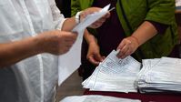 Symbolbild: Auszählung der Stimmen nach dem Referendum in einem Wahllokal in Melitopol Bild: Sputnik