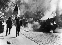 Prager Frühling: Einwohner von Prag mit tschechoslowakischer Flagge vor einem sowjetischen Panzer