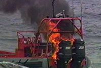 In Flammen: Dieses Boot hat ein Lasergeschütz getroffen. Bild: US Navy