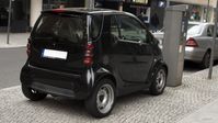 Falschparkender Smart Fortwo in Berlin-Mitte