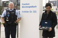 Polizeihauptkommissar Heiko Lammertz übergibt die Klarinette an Kisra Said Hassan. Bild: Polizei