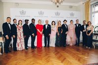 Von links nach rechts: Frank Briegmann, CEO & President Universal Music Central Europe and Deutsche Grammophon; Prince Carl-Philip; Princess Sofia; Grandmaster Flash; DJ Maseo; Whitney Kroenke, The Playing for Change Foundation; King Carl XVI Gustaf of Sweden; Queen Silvia of Sweden; Anne-Sophie Mutter; Mark Johnson, The Playing for Change Foundation; Crown Princess Victoria; Prince Daniel; Ahmad and Mary Sarmast, Founder and Director of the Afghanistan National Institute of Music. Bild: "obs/Universal Music Entertainment GmbH/Annika Berglund/Polar Music Priz"