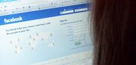 Facebook-Nutzerin vor dem Computer Bild: dts Nachrichtenagentur