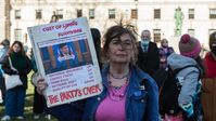 Kosten zum Überleben – die Party ist vorbei: Eine Demonstrantin protestiert im Februar 2022 in London gegen steigende Energierechnungen, inflationsbedingte Preissteigerungen und die Erhöhung der Sozialversicherungsbeiträge.
