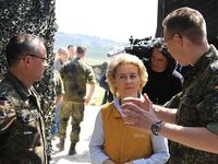 Ursela von der Leyen bekommt die Funktionsweise einer Patriot-Stellung vom Staffelchef Major W. erklärt. Bild: Bundeswehr