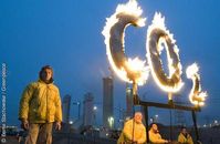 Greenpeace Aktivisten protestierten, am 11.12.2008, mit einem brennenden CO2 Zeichen vor der Baustelle des Kohlekraftwerks Moorburg (Vattenfall). Bild: Bente Stachowske / Greenpeace