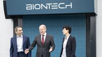 BioNTech-Gründer Uğur Şahin und Özlem Türeci empfangen Bundeskanzler Olaf Scholz. Das Tagesthema: Den Blick rein nach vorne, nicht zurück. Marburg, Februar 2023 Bild: www.globallookpress.com / Chris Emil JanÃŸEn