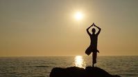 Yoga am Strand: immer noch besser als kein Sport. Bild: pixelio.de, P. Wiebe