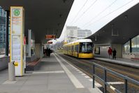 Niederflur-Straßenbahnwagen Flexity Berlin am Hauptbahnhof