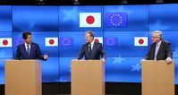 Der japanische Premierminister Shinzō Abe, EU-Ratspräsident Donald Tusk und EU-Kommissionspräsident Jean-Claude Juncker bei einer Pressekonferenz bezüglich des Freihandelsabkommens JEFTA im März 2017