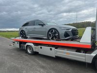 12 hochwertige Fahrzeuge im Wert von 800.000 Euro konnten die Ermittler beschlagnahmen, darunter auch dieser neuwertige Audi RS6.

Bild: Polizei Osnabrück