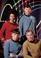 Lieutenant Uhura (Nichelle Nichols, l.), Mr. Spock (Leonard Nimoy, 2.v.l.), Schiffsarzt Dr. McCoy (DeForest Kelley, 2.v.r.) und Captain Kirk (William Shatner, r.) sorgen für Recht und Ordnung an Bord der Enterprise. Bild: ZDF und TM & © 2010 CBS Studios Inc. All Rights Reserved.