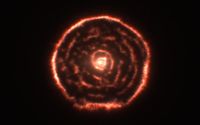 Beobachtungen des ALMA-Teleskops zeigen eine unerwartete Spiralstruktur im Material um den alten Stern "R Sculptoris".
Quelle: Foto: ALMA (ESO/NAOJ/NRAO) (idw)
