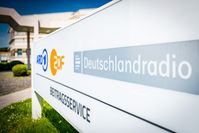 ARD ZDF Deutschlandradio Beitragsservice Schild mit Logo vor dem Gebäude Bild: ARD ZDF Deutschlandradio Beitragsservice Fotograf: Ulrich Schepp