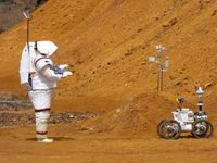 Der Astronaut steuert den mobilen Roboter in der Mars-Simulationsumgebung Rio Tinto in Andalusien, Spanien Quelle: Foto FHWS / Kullmann (idw)