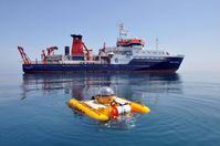 Ein bewährtes Team für die Meeresforschung: das Forschungsschiff MARIA S. MERIAN und Deutschlands einziges Forschungstauchboot JAGO. In den kommenden Wochen untersuchen Wissenschaftler aus Kiel mit ihnen Gasaustrittstellen vor der Westküste Spitzbergens.
Quelle: Foto: JAGO-Team, GEOMAR (idw)