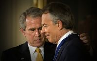 George W. Bush (L) und Tony Blair (R)