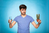 Mann mit Glas und Kaktus (Symbolbild)