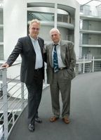 WDSF-Vorstand Jürgen Ortmüller (lks) und Richard O'Barry Bild: WDSF
