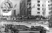 Truppenparade zum 30. Jahrestag der Gründung der DDR mit einer Formation Flugabwehrraketen vom Typ SA-2 Guideline, 1979 (Symbolbild)