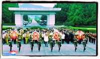Kriegsveteranen und Bürger legen Kränze zum 70. Jahrestag des Sieges im Koreakrieg auf dem Friedhof der Patriotischen Märtyrer in Sinmi-ri, Pjöngjang, am 25. Juni 2023 nieder.