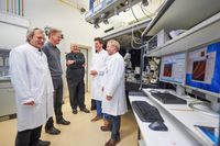 Erforschten die Wirkung von Bisphenol A auf Lebewesen: Prof. Dr. Rainer Meyer, Prof. Dr. Hanns Häberlein, Prof. Dr. Dieter Swandulla, Andre Deutschmann und Dr. Michael Hans (von links).
Quelle: (c) Foto: Volker Lannert/Uni Bonn (idw)