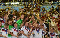 Die Mannschaft erhält den WM-Pokal 2014
