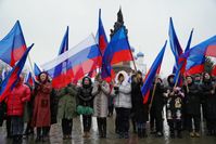 Archivbild: Aktivisten halten eine Veranstaltung mit Flaggen Russlands und der Lugansker Volksrepublik ab. Bild: Maxim Sacharow / Sputnik