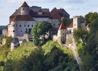 Idyllischer Weg zur Burg Burghausen: Hier erleben Reisende Mittelalterflair und Naturgenuss.  Bild: "obs/Museum für Franken/BTG_Gerhard Nixdorf"