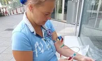 Dr. Konstantina Rösch bei der Blutabnahme Bild: Wochenblick
