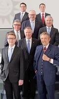 v.l.n.r.: (1. Reihe) Armin Gauselmann, Paul Gauselmann, Vorstandssprecher, (2. Reihe) Dr. Werner Schroer, Technik, (3. Reihe) Manfred Stoffers, Marketing, Kommunikation und Politik, Jürgen Stühmeyer, Merkur-Vertrieb, (4. Reihe) Dieter Kuhlmann, Spielbetriebe, (5. Reihe) Alexander Vleeming, Finanzen, Alexander Martin, Online Gaming. Bild: "obs/Gauselmann Gruppe"