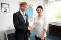 Mönchengladbachs Polizeipräsident Mathis Wiesselmann belobigte Stephanie Saenger für ihr umsichtiges Handeln. Bild: "obs/Santander Consumer Bank AG/Hans-Peter Reichartz"