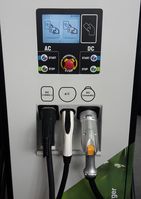 Ladesäulen mit Typ-2(AC)-, CCS-Combo-2(DC)- und CHAdeMO(DC)-Anschlüssen