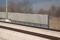 Lärmschutzwand aus Betonelementen an der Bahn-Schnellfahrstrecke Ingolstadt–Nürnberg