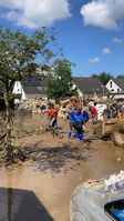 Noch immer ist an der Ahr jede Form der Unterstützung willkommen - auch bei Tanzlehrerin Nicole H.  Bild: Bistum Trier Fotograf: Europäische Stiftung Tanzen