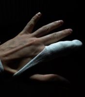 Verletzter Finger: Vitamin D soll helfen. Bild: pixelio.de, Sergej Dimmel