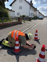 Feuerwehr untersucht Loch in der Ladenburger Straße